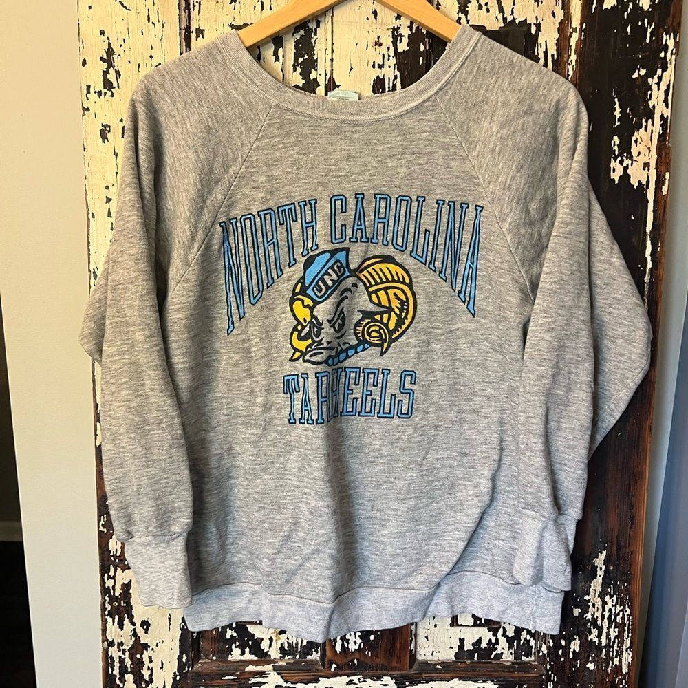 North Carolina women’s fit Tar Heels Gray Sweatshirt. Size XL. Vintage.
